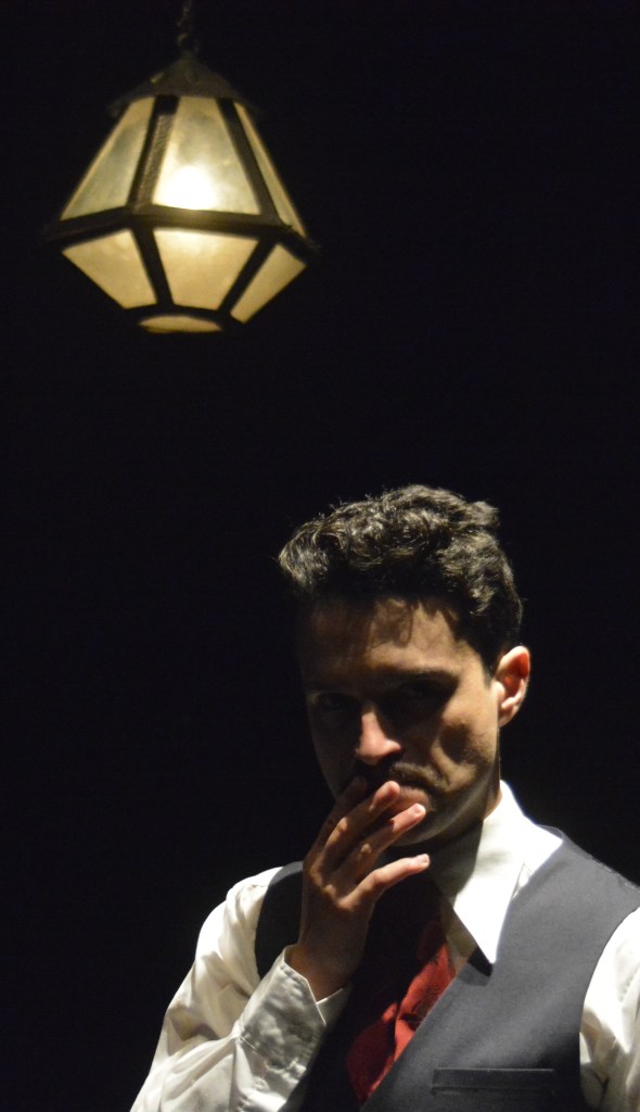 Acteur interprétant Dr Jekyll et Mr Hyde sur scène au théâtre