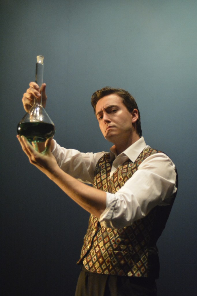 Acteur interprétant Dr Jekyll et Mr Hyde sur scène au théâtre